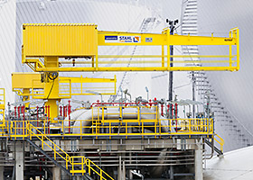 位于 LNG 液化天然气储罐上的防爆悬臂起重机起升液化气泵。