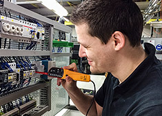 工业工程专业技术人员在 STAHL CraneSystems 公司的培训实验室检查电气元件。